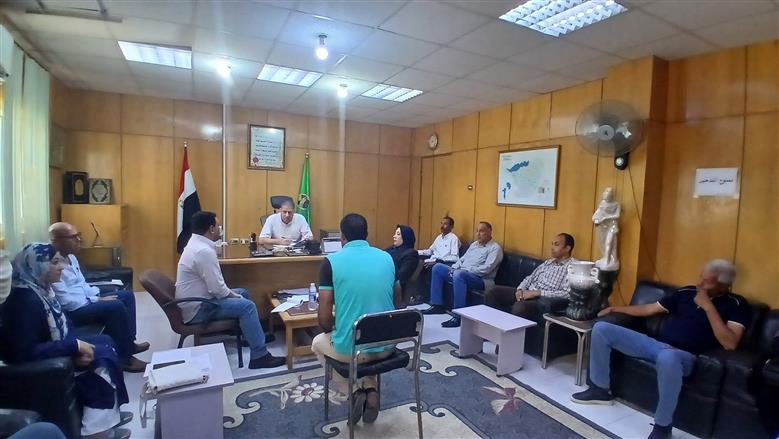 السكرتير العام يستمع لشكاوى المواطنين