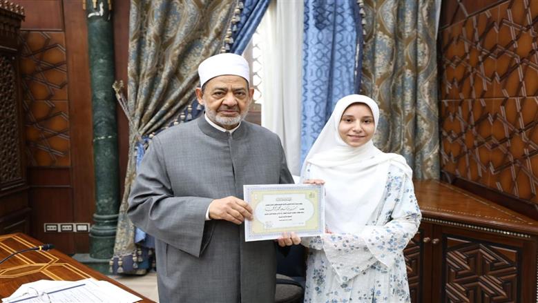 الإمام الأكبر يكرِّم الطلاب الأوائل في حفظ «الخريدة البهية»: نعتز بنشر مذهب أهل السنة