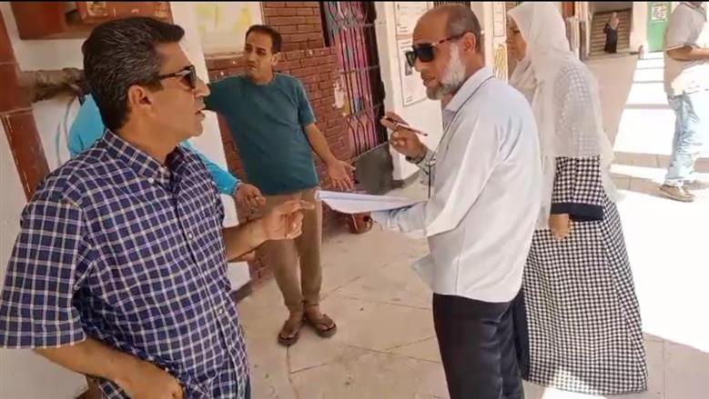 رئيس مدينة مرسى مطروح خلال مراجعة استعدادات مدارس مطروح