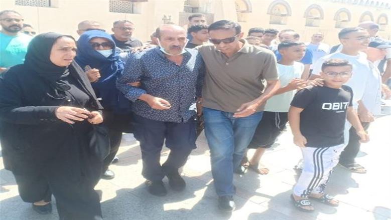 انهيار الفنان أحمد صيام في جنازة شقيقته.. الوداع الأخير (فيديو)