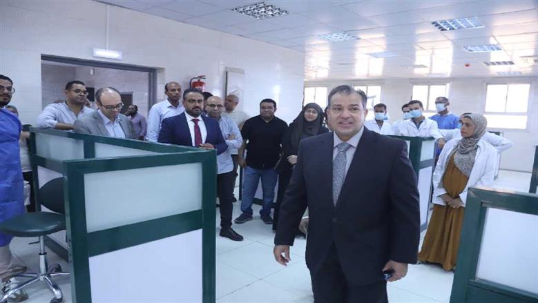 رئيس جامعة جنوب الوادي يفتتح عيادة علاج الجذور في كلية طب الأسنان بـ 34 وحدة جديدة