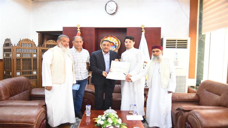 محافظ مطروح خلال تكريم الشاب الأمين محمد بحضور العمدة حماد