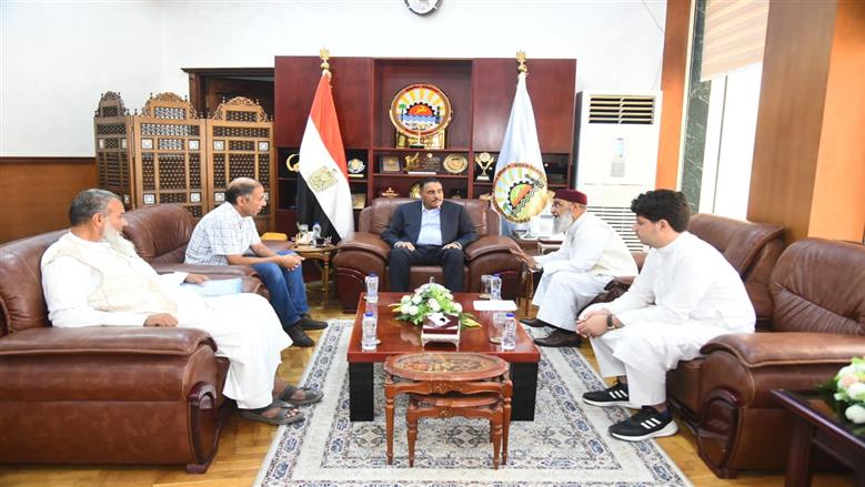 محافظ مطروح خلال تكريم الشاب الأمين محمد بحضور رئيس مدينة الضبعة والعمدة حماد عن أهالى الضبعة