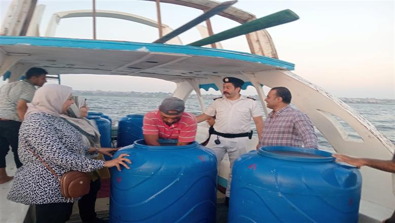 إطلاق يرقات الجمبري في بحيرة قارون