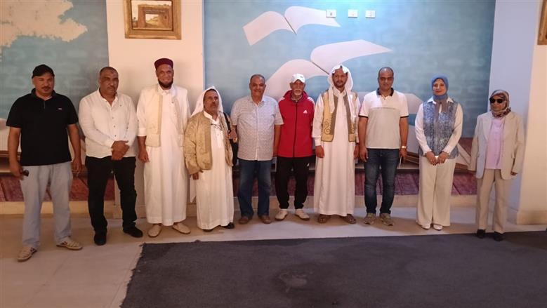 اعضاء لجنة الحفاظ علي التراث في محافظة مطروح علي هامش أمسية ثقافية بمكتبة مصر العامة بمطروح