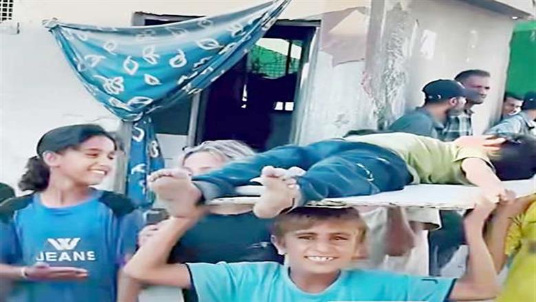 «يوسف» يحمل «نعش وكفن» مع أطفال غزة: كل يوم بنشوف جنازات حقيقية