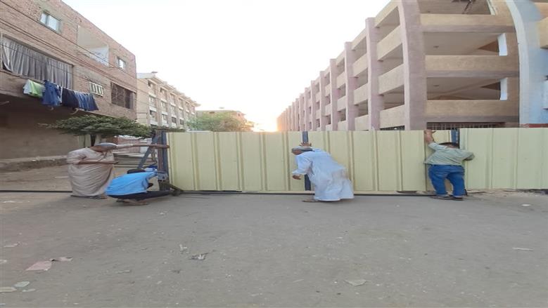 إنهاء أزمة مدرسة ببنها ظلت بلا أسوار لسنوات.. «الطابور والفسحة كانوا في الشارع»