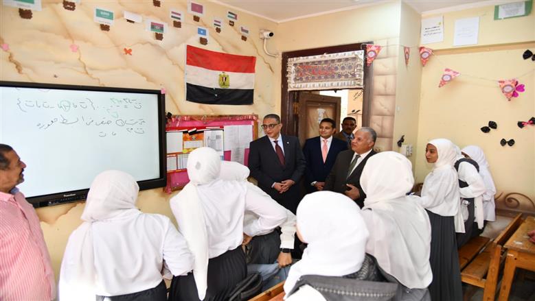 محافظ الفيوم ونائبه يتفقدان الفصول الدراسية