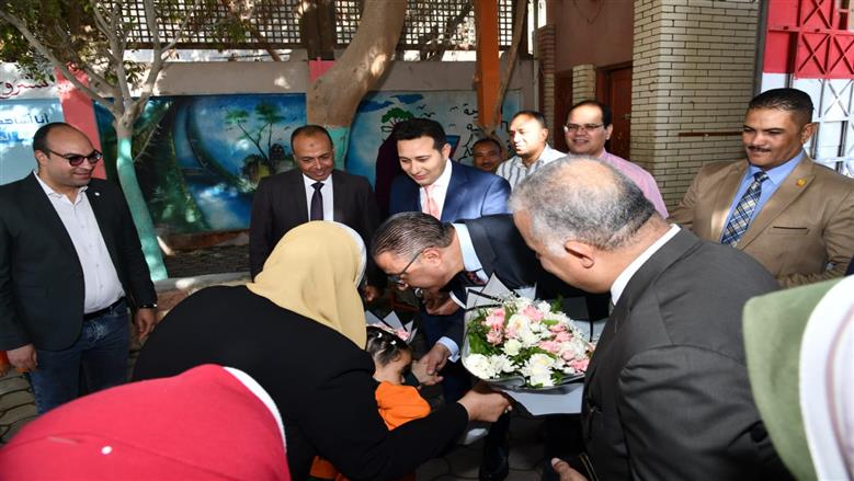 محافظ الفيوم ونائبه يتفقدان الفصول الدراسية