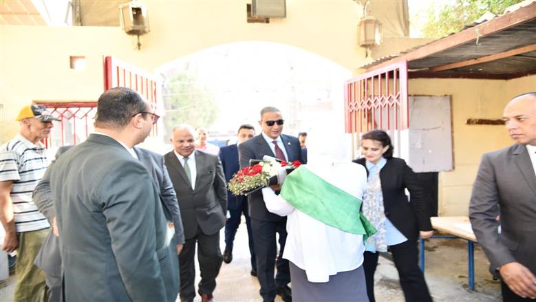 محافظ الفيوم ونائبه يتفقدان الفصول الدراسية
