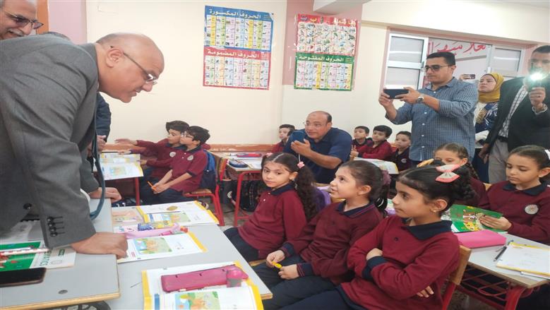 أزمة واتحلت ومحافظ القليوبية يشكر الأهالي في فناء المدرسة.. ماذا حدث في قرية ورورة؟
