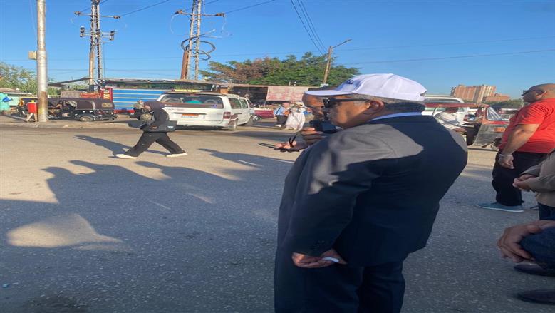 في أول يوم دراسة.. محافظ الدقهلية يفحص عدادات التاكسي: عاوز الطلبة تتحرك بسهولة
