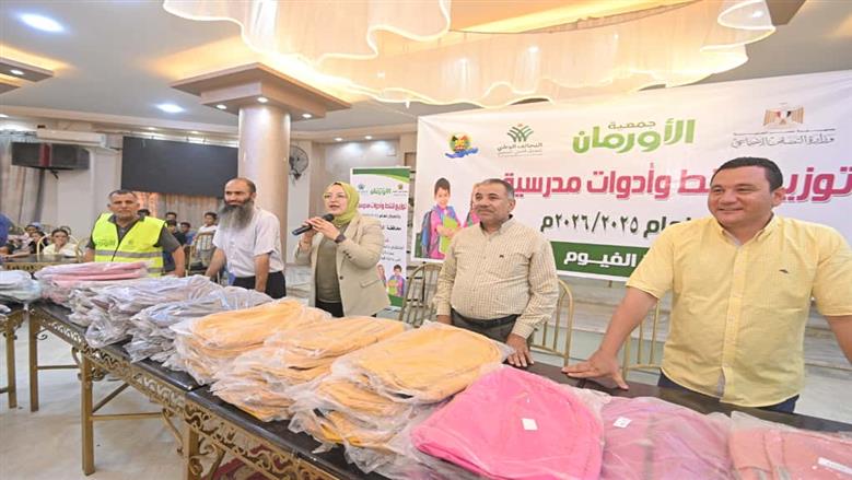 توزيع حقائب وأدوات مدرسية