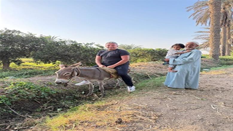 زيارة المهندس الصربي لأسرة محمد