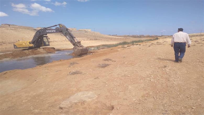خلال أعمال التطهير من مياه الصرف الصحي بقرية علوش بمطروح