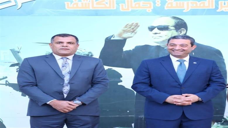 محافظ دمياط يشارك الطلاب طابور الصباح