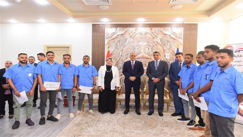 وزير العمل يسلم عقود توظيف لشباب السويس