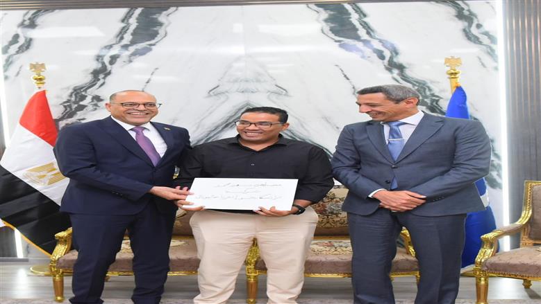 وزير العمل يسلم عقود توظيف لشباب السويس