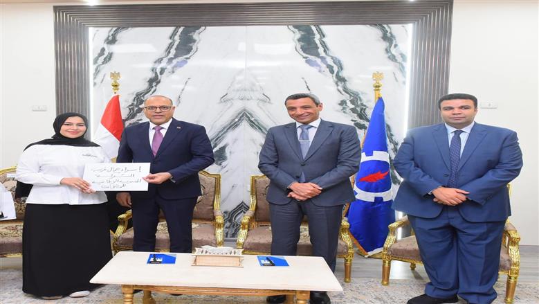 وزير العمل يسلم عقود توظيف لشباب السويس