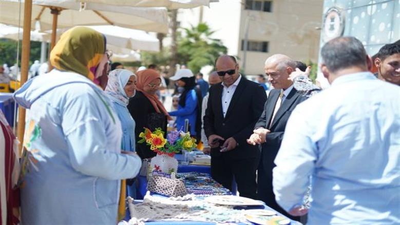 نائب رئيس جامعة الفيوم يتفقد أنشطة رعاية الطلاب بالحرم الجامعي