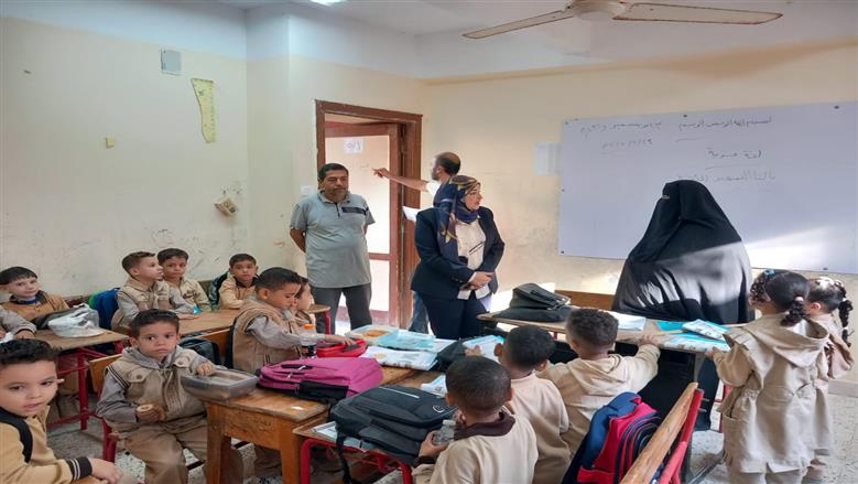 مدير تعليم الفيوم يتفقد الفصول ويشرح للطلاب مميزات البكالوريا