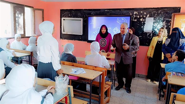 مدير تعليم الفيوم يتفقد الفصول ويشرح للطلاب مميزات البكالوريا