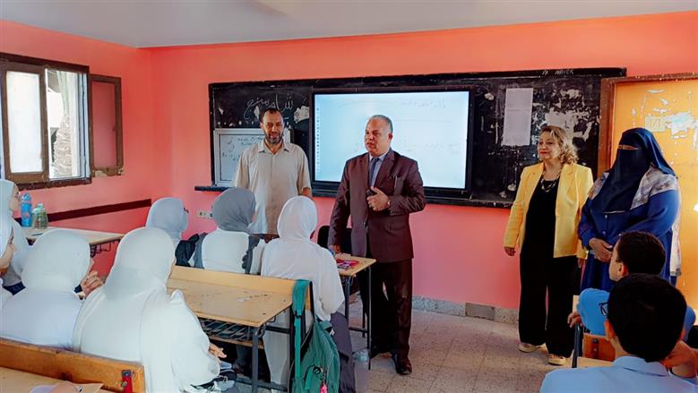 مدير تعليم الفيوم يتفقد الفصول ويشرح للطلاب مميزات البكالوريا