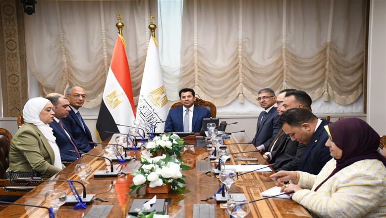 وزير الشباب والرياضة خلال توقيع البروتوكول
