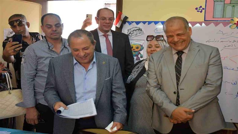 محافظ بورسعيد يتفقد المدارس
