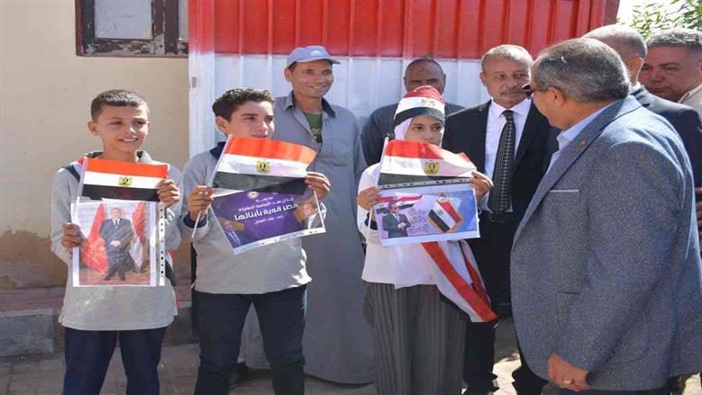 محافظ بورسعيد يتفقد المدارس