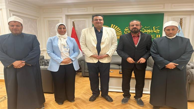رئيس جامعة مطروح ووكيل وزارة الأوقاف والوفد المشارك من الجانبين في لقاء بالجامعة