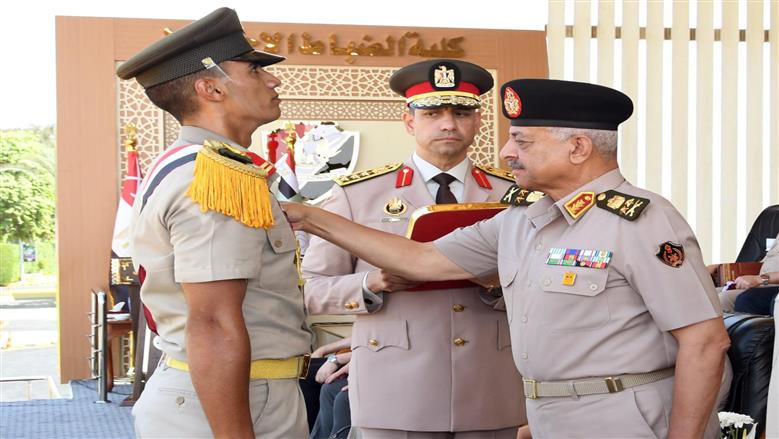 وزير الدفاع يشهد حفل تخرج الدفعة (168) من كلية الضباط الاحتياط