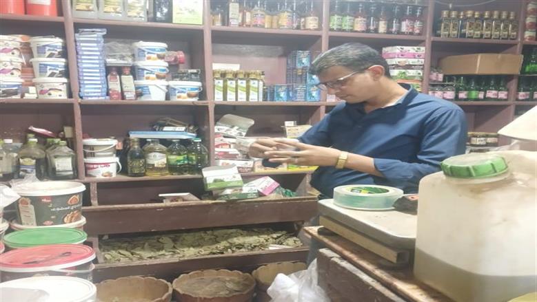 ضبط منتجات منتهية الصلاحية في محل عطارة