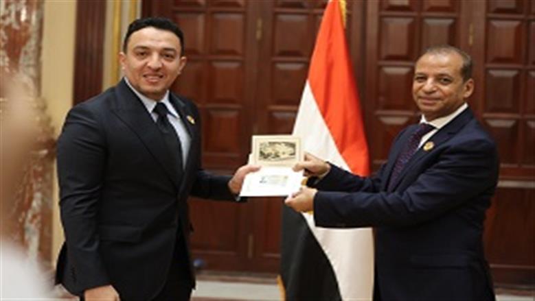 مصطفى أبو زهرة بعد تسلم بطاقة عضوية «الشيوخ»: التزام وطني عميق 