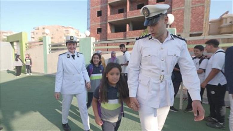 الداخلية تصطحب أبناء الشهداء إلى مدارسهم فى أول أيام العام الدراسى الجديد