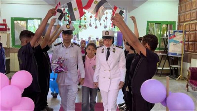 الداخلية تصطحب أبناء الشهداء إلى مدارسهم فى أول أيام العام الدراسى الجديد