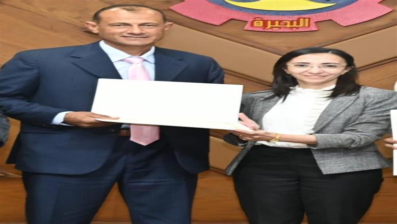 محافظ البحيرة تكرم مدير مدرسة