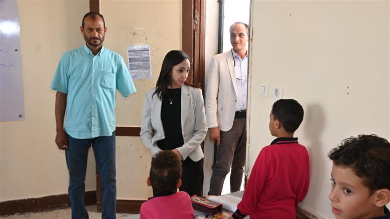 محافظ البحيرة تكرم مدير مدرسة