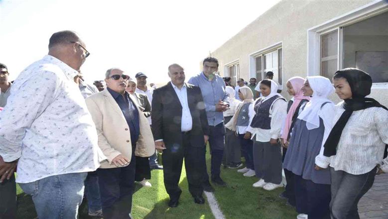 محافظ بورسعيد يتفقد مدرسة بسهل الطينة