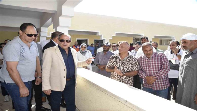 محافظ بورسعيد يتفقد مدرسة بسهل الطينة