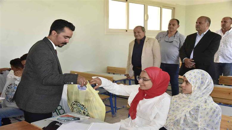 محافظ بورسعيد يتفقد مدرسة بسهل الطينة