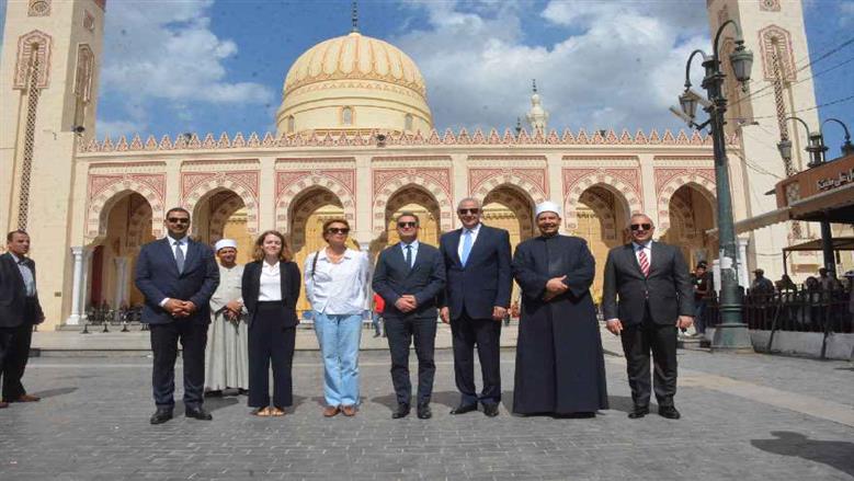على خطى ماكرون.. السفير الفرنسي وزوجته أروقة السيد البدوي وغرفة المقتنيات الأثرية