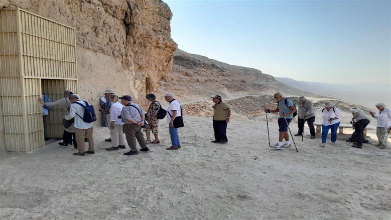 وفد سياحي متعدد الجنسيات يزور مناطق أثرية في المنيا 
