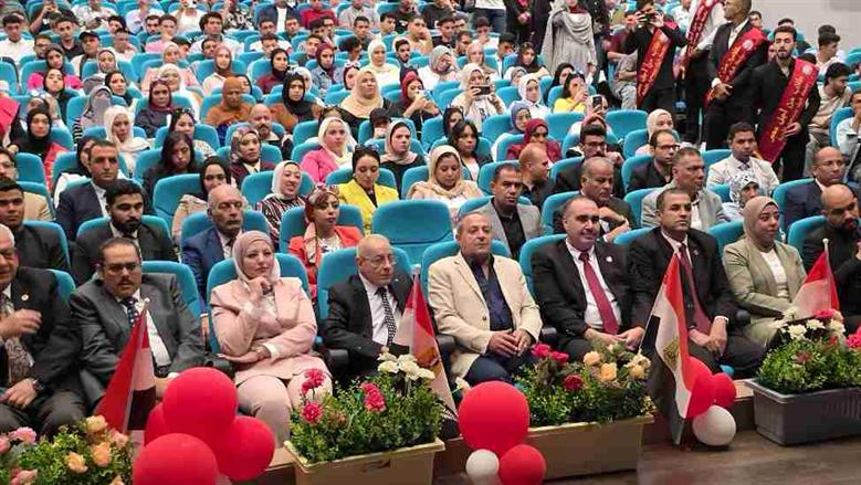 محافظ بورسعيد مع طلاب جامعة شرق بورسعيد الأهلية