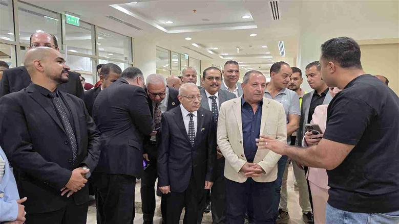 محافظ بورسعيد مع طلاب جامعة شرق بورسعيد الأهلية