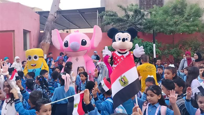 من الورد وميكي ماوس إلى حادثة صادمة.. مشاهد من أول أسبوع دراسة