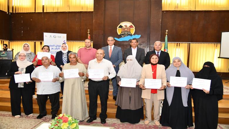 محافظ الفيوم يكرم أبناء تكافل وكرامة المتفوقين دراسيًا بالإعدادية والثانوية
