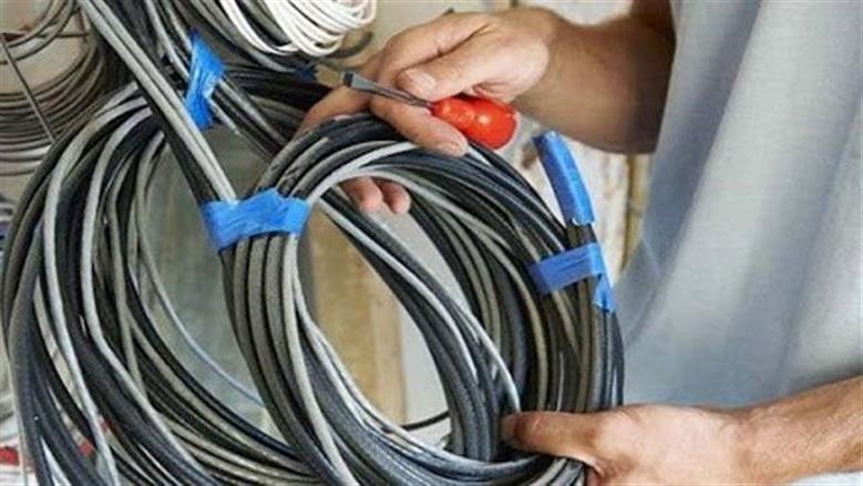 ضبط شخصين أثناء سرقتهما الأسلاك الكهربائية من أعمدة الإنارة بالفيوم