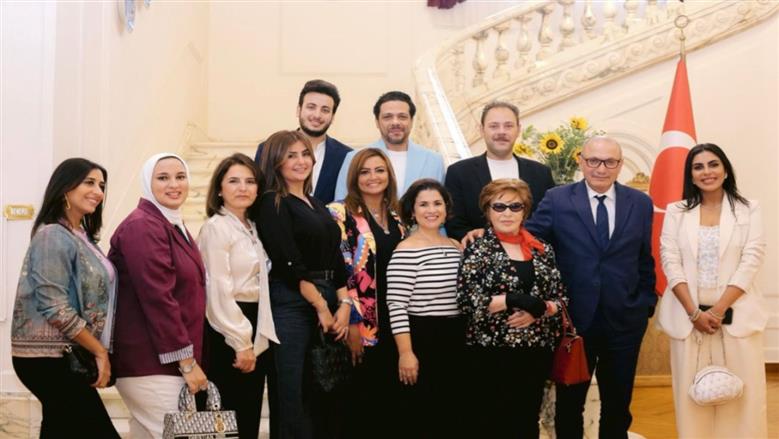 السفير التركي بالقاهرة يستقبل وفدا من نجوم الفن.. وظهور مميز لـ صفية العمري