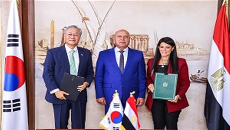 وزيرا التخطيط والتعاون والصناعة والنقل وسفير كوريا الجنوبية في مصر